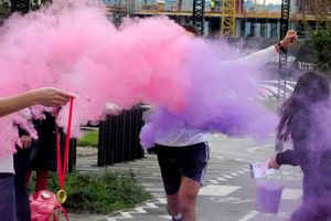 (FOTO) EKSPLOZIJA BOJA NA SAVSKOJ PROMENADI: Trka u kojoj se učesnici gađaju bojama!
