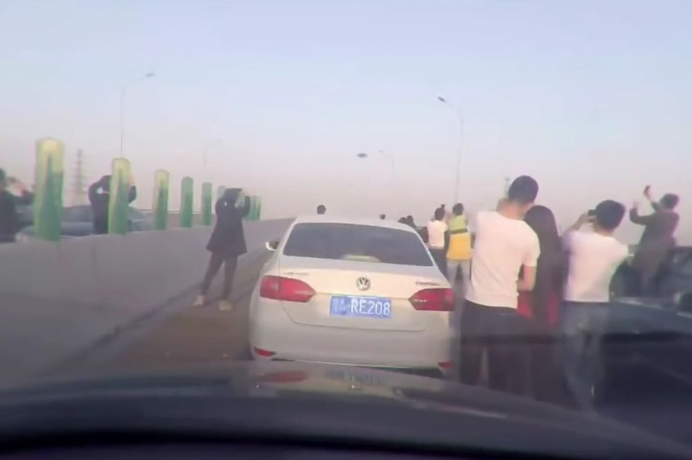 (VIDEO) NLO IH PRESTRAVIO: Izbezumljeni vozači blokirali ceo auto-put da bi snimili neobičan prizor