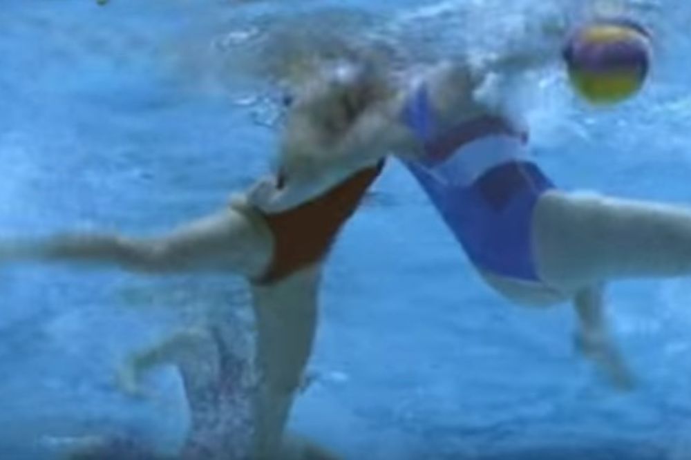 NIJE ZA ONE SA SLABIM SRCEM: Pogledajte video koji otkriva šta vaterpolistkinje rade ispod vode