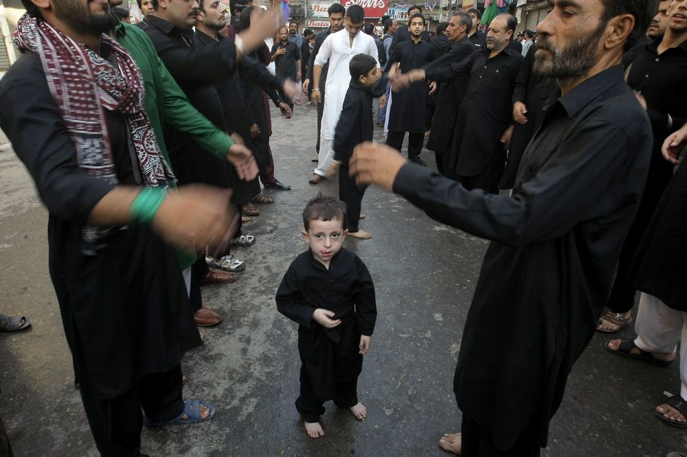 (UZNEMIRUJUĆI VIDEO,FOTO) BRUTALNI MUSLIMANSKI OBIČAJ: Zasecaju deci glavu i bičuju se noževima