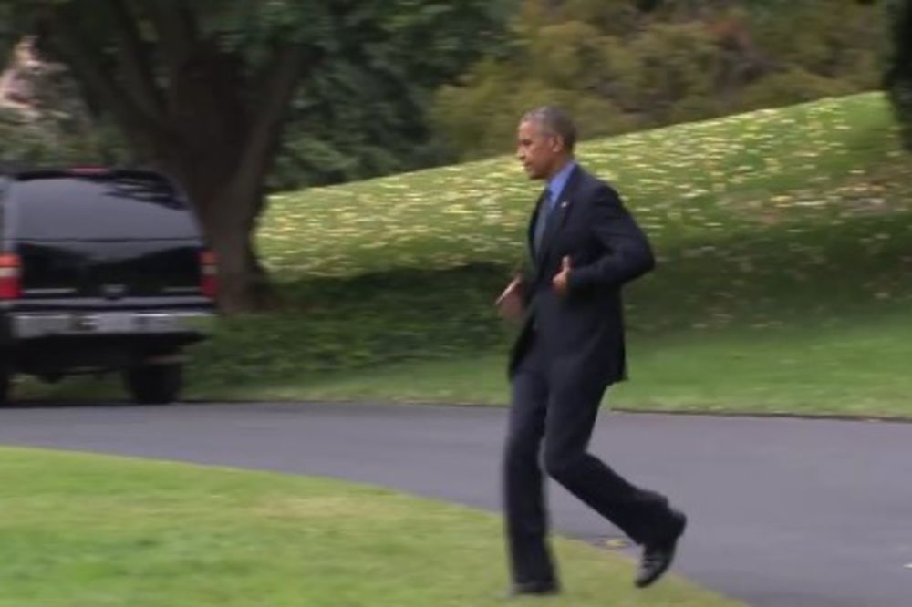 (VIDEO) I ON JE SAMO ČOVEK: Ovako izgleda kada Obama zaboravi telefon kod kuće