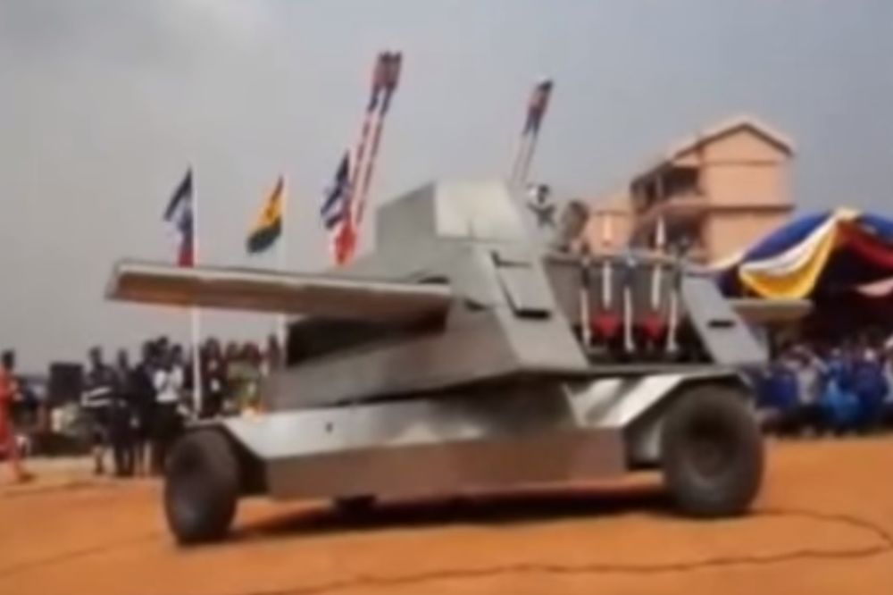 (VIDEO) NIJE LEPO PODSMEVATI SE, ALI... Vojna mašinerija iz Gane je urnebesno zabavna