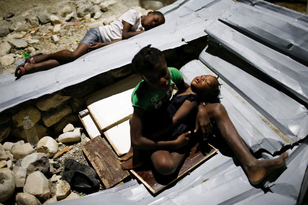(VIDEO) GLADUJU U RUŠEVINAMA I KOSI IH KOLERA: Uragan Metju ubio 473 Haićana