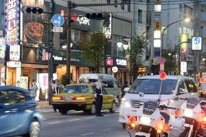 (VIDEO) TOKIO BEZ STRUJE: Zbog velikog kvara ne rade semafori, zaustavljeni vozovi...