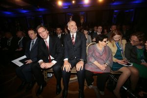 (FOTO) SUDAR STRASTI I ŽELJE ZA DOMINACIJOM: Vučić i Rama stavili crvene kravate, a evo šta to znači