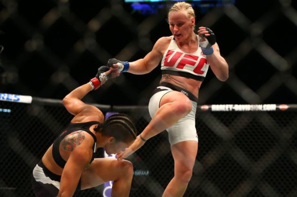 (VIDEO, FOTO) LEPA I OPASNA: UFC šampionka bije, obožava oružje i zavodi trbušnim plesom