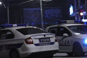 DRAMA ISPRED POLICIJSKE STANICE U ALEKSANDROVCU: Polio benzinom službene automobile, policajca nožem ubo u uvo, drugog napao motkom!