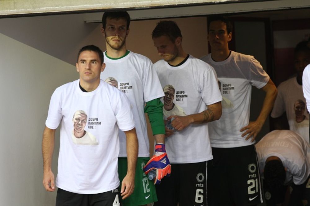 (VIDEO) SKANDAL I SRAMOTA: Fudbaleri Partizana izašli u majicama sa likom ubijenog Saleta Mutavog