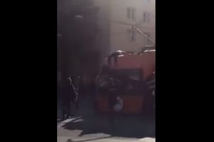 (VIDEO) DRAMA U BEČU: Sirijac čuo za pogibiju porodice i pokušao da se ubije na ulici!