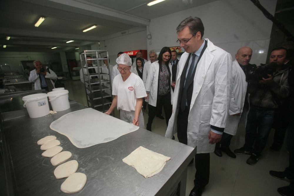 VLADA NASTAVLJA OBILAZAK JUGA SRBIJE: Vučić i Nedimović posetili pogon pekarske radnje u Prokuplju