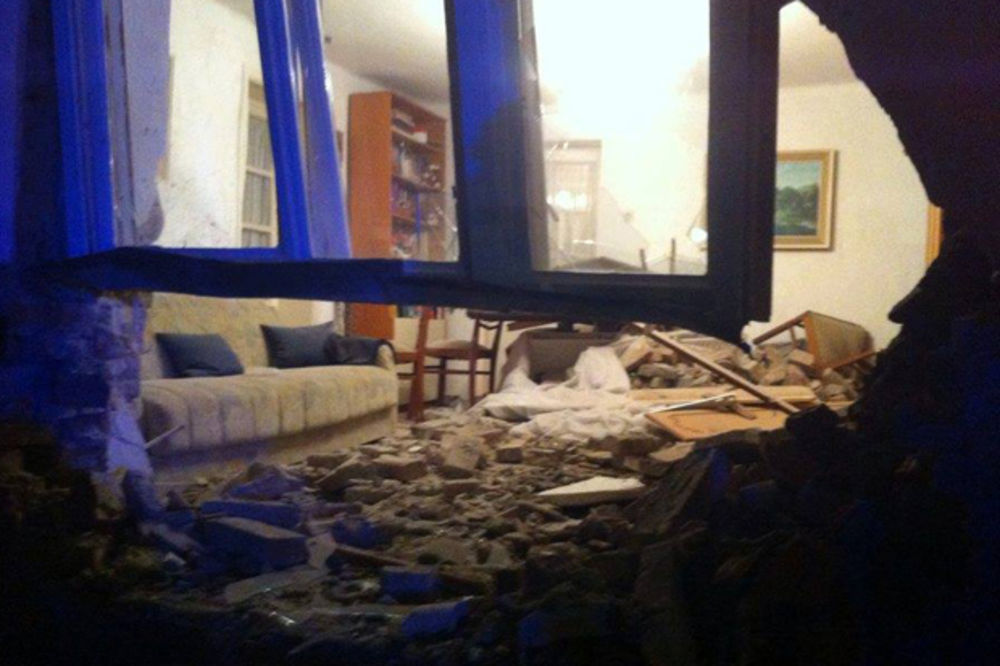 (FOTO) STRAVIČNA NESREĆA U KIKINDI: Zakucao se kolima i demolirao im kuću, mislili su da je bomba!