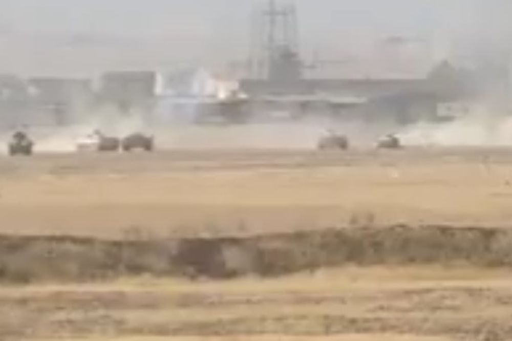 (VIDEO) ISLAMISTI SE BRANE SVIM RASPOLOŽIVIM SREDSTVIMA: Auto bombom se zaleteo na tenkove!