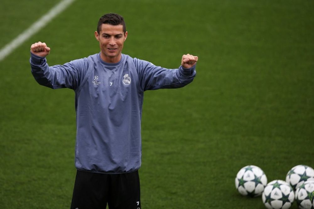 (FOTO) KRISTIJANO ĆE DA POLETI: Pogledajte kakvu je zver od 350.000 evra kupio Ronaldo