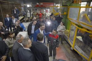 VUČIĆ OBIŠAO LESKOVAČKU FABRIKU "MLADOST": Podržaćemo srpske firme koje posluju na KiM
