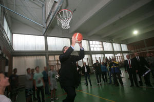 SRDAČAN DOČEK U BELOJ PALANCI: Vučić posetio dve osnovne škole i odigrao basket sa đacima