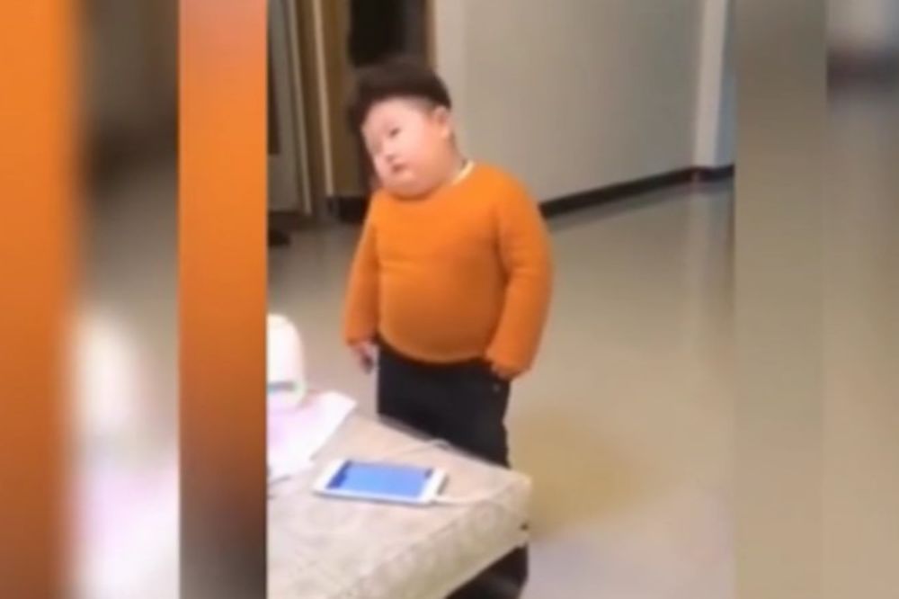 (VIDEO) NOVA SENZACIJA NA INTERNETU: Evo kako to izgleda kad zapleše mali Kim Džong-un! URNEBESNO