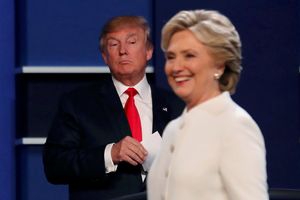 (VIDEO) OPSOVALA TRAMPA: Da li je Hilari promrmljala J*bi se uživo u debati