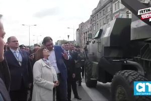 KURIR TV ŠETNJA POSLE PARADE: Vučić razgledao naoružanje, rukovao se s vojnicima i pozirao za selfi!