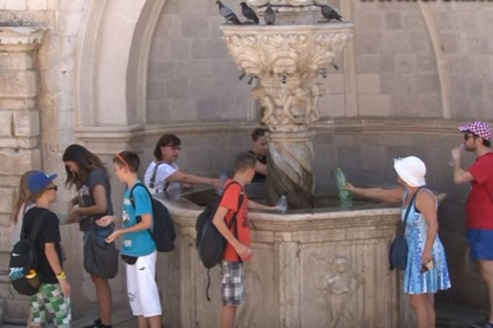 TURISTA UNIŠTIO NEPROCENJIVU FONTANU U DUBROVNIKU: Hteo da sipa vodu, pa odlomio parče spomenika