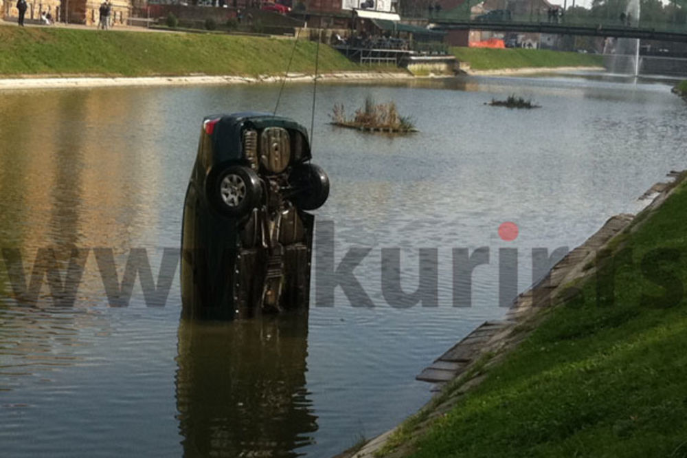 (FOTO +18) OVO JE ZRENJANINSKI BMW SMRTI: Ronioci Žandarmerije izvukli automobil iz jezera