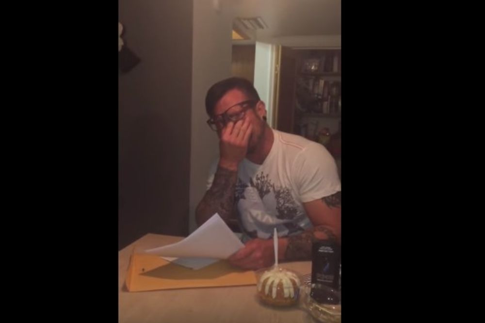 (VIDEO) NIJE MOGAO ZAUSTAVITI SUZE: Za rođendan je dobio kovertu koja mu je promenila život