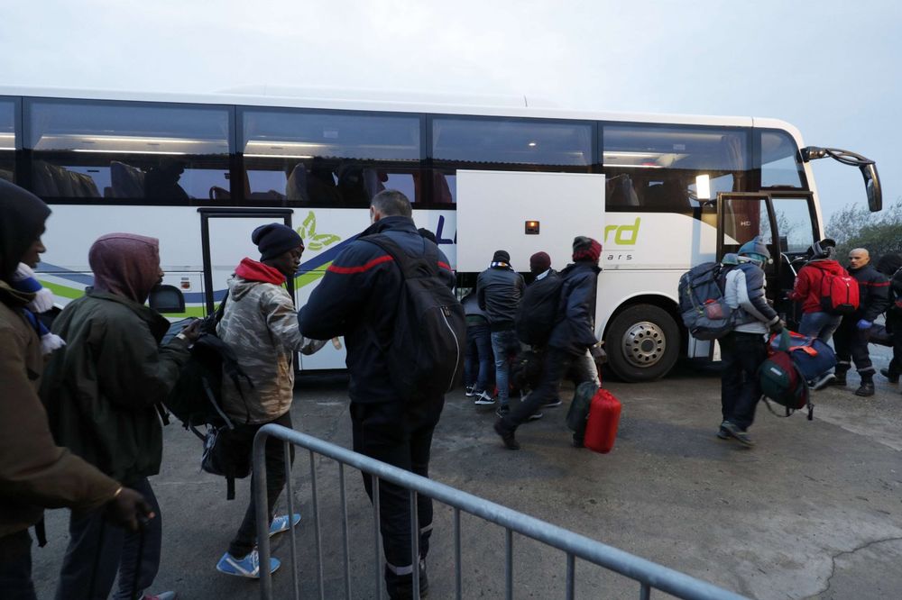 (VIDEO) FRANCUZI ČISTE DŽUNGLU: Prvi autobus s migrantima napustio Kale