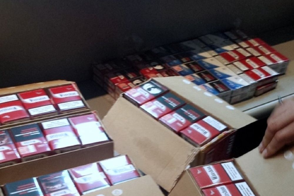 SPREČENO KRIJUMČARENJE NA HORGOŠU: Sakrili više od 4.500 cigareta u kutijama od keksa