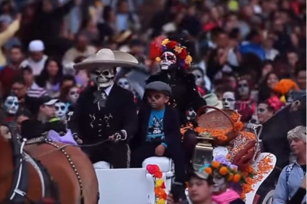 (VIDEO) BIZARNA PROSLAVA U MEKSIKU: Hiljade ljudi na paradi mrtvaca