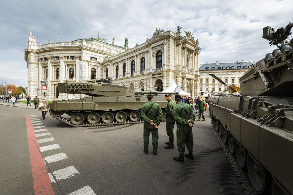 (FOTO) BEČ POD OPSADOM: Vojska i tenkovi u gradu, a u topu se krčka gulaš!