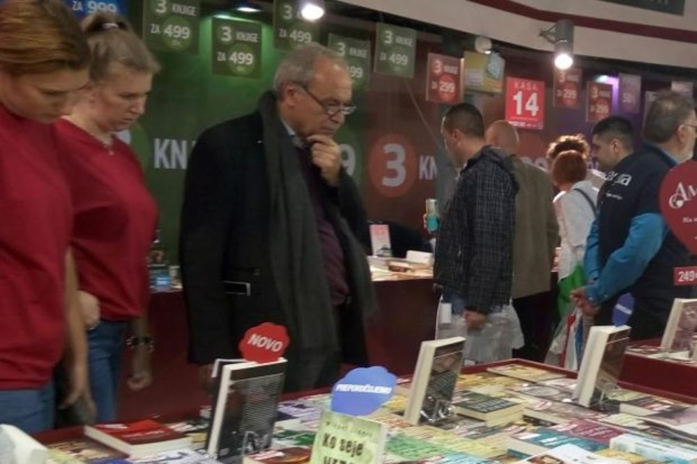 (FOTO) VUČELIĆ NAŠAO ZANIMACIJU: Predsednik Partizana se opušta na Sajmu knjiga