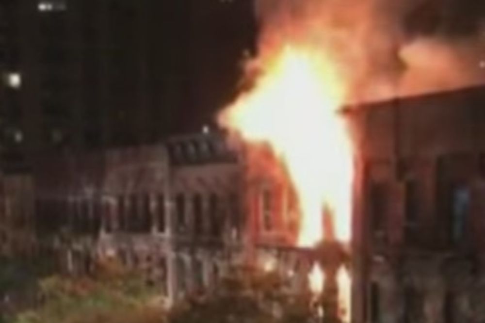 (VIDEO) LJUDI BEŽALI U PIDŽAMAMA: Jedna osoba izgorela u požaru na Menhetnu, 12 povređeno