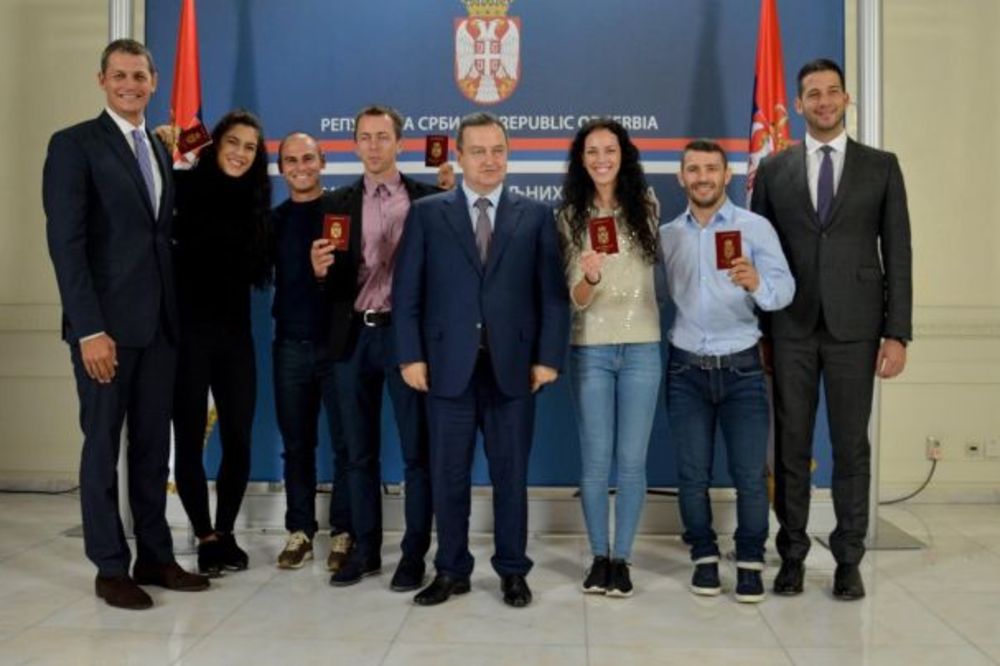NAGRADA ZA OLIMPIJCE: Dačić uručio diplomatske pasoše osvajačima medalja u Riju i Londonu
