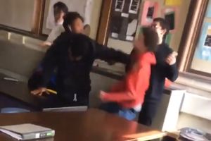 (VIDEO) SEDI, JEDAN! Nasilnik udario profesorku, pa dobio po nosu od drugog učenika