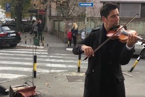 (VIDEO) SEĆATE SE VIOLINISTE KOJI JE RASPLAKAO BEOGRAĐANE: Evo kako je ovog puta oduševio sve!