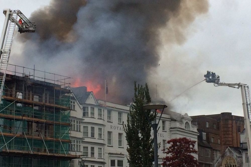 (VIDEO) GORI NAJSTARIJI HOTEL U ENGLESKOJ: Vatrogasci 2 dana pokušavaju da ugase požar!