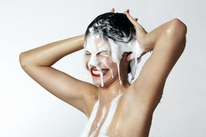 PROBAJTE VEĆ DANAS: Sipajte SO u šampon i bićete oduševljene efektom!