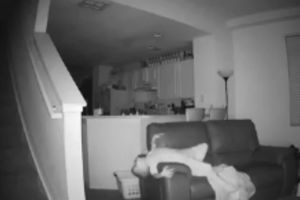 VIDEO Tata je postavio kameru u dnevnu sobu. Nije mogao da veruje kada je video šta radi NJEGOV SIN