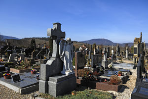 ISTERUJU SRBE I IZ GROBOVA: Na groblju u Kninu prete deložacijom pokojnika