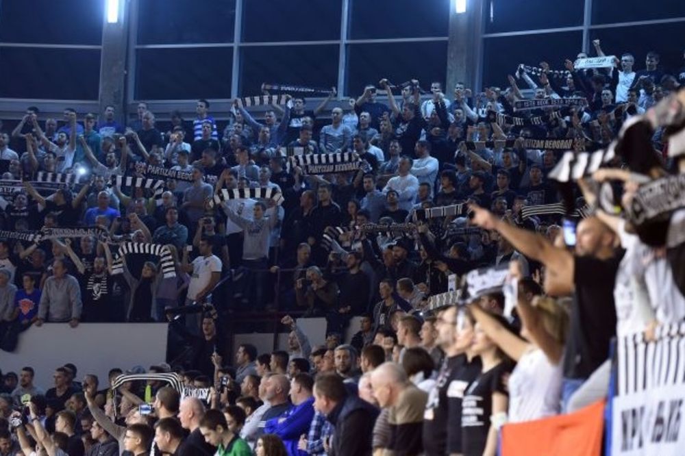 (KURIR TV) PAKLENO NA NOVOM BEOGRADU: Pogledajte kakvu su atmosferu napravili navijači Partizana