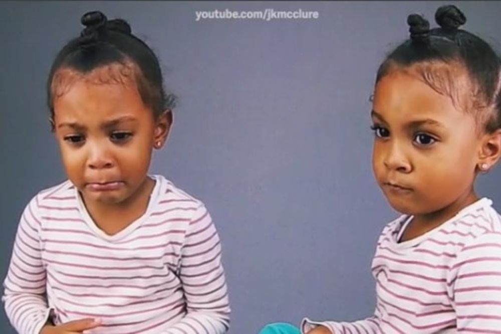 (VIDEO) RASTUŽILA SE KO NIKO Reakcija devojčice (3) kada sazna da je mlađa od sestre jedan minut!