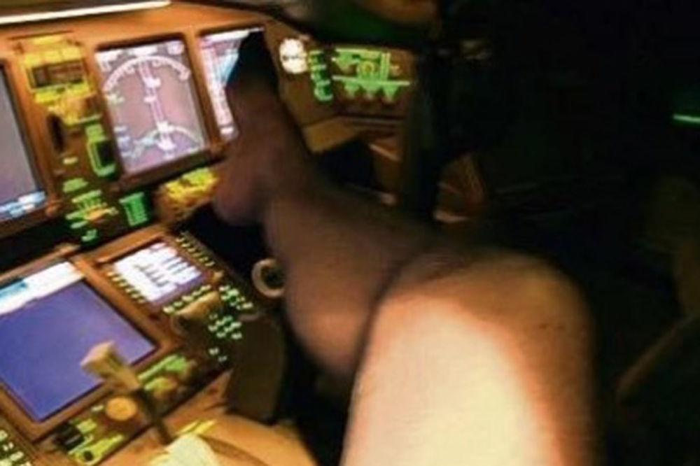 (FOTO 18+) MOGAO JE DA UBIJE STOTINE LJUDI Pilot se samozadovoljavao usred leta na visini od 11,5 km