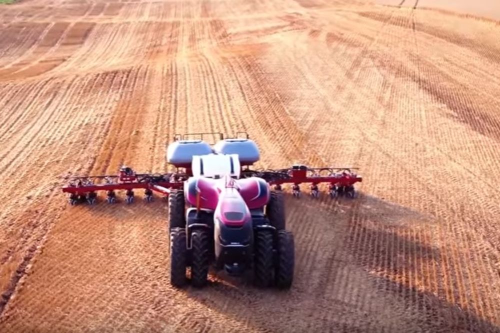 (VIDEO) DRONOVI ČUVAJU OVCE A TRAKTORI SAMI ORU: Zbog ovoga će svi hteti da budu poljoprivrednici
