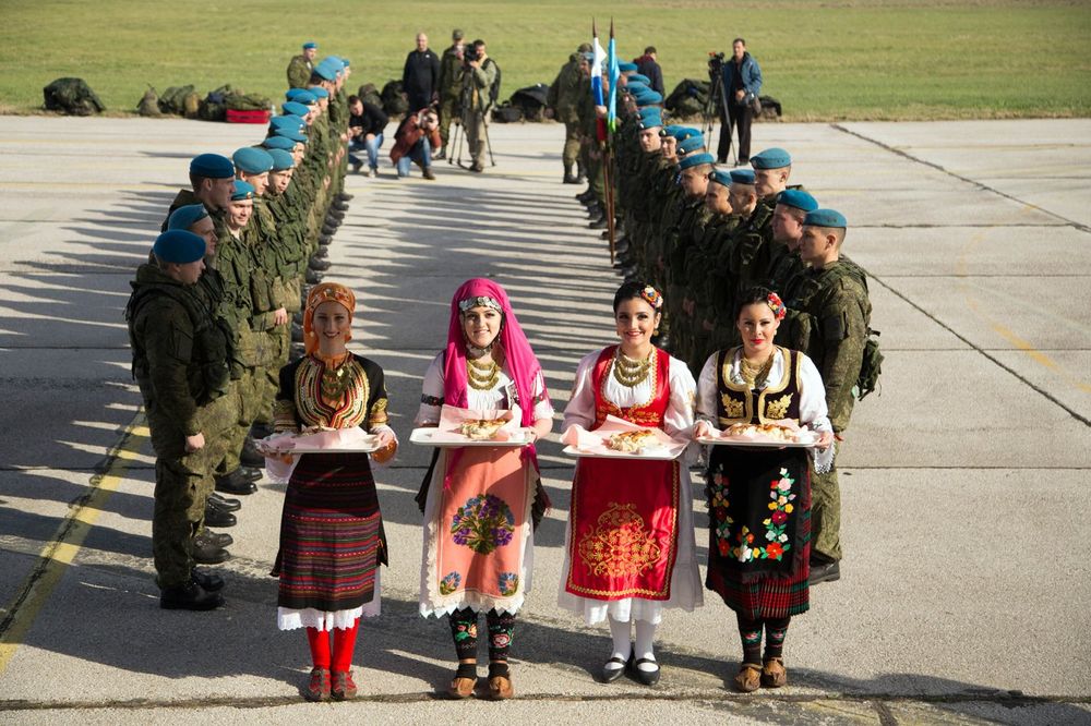SPECIJALISTI ZA AERODROME SLETELI U SRBIJU: Ruski i beloruski padobranci dočekani hlebom i solju