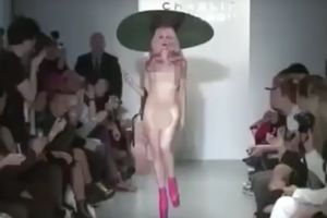 (VIDEO) PUSTI, PUSTI MODU: Manekenka prošetala pistom potpuno gola i ostavila publiku u šoku