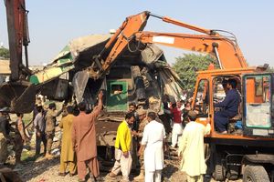 (VIDEO) ISKIDANA TELA U ZDROBLJENIM VAGONIMA: 17 mrtvih, 50 povređenih u sudaru vozova u Pakistanu