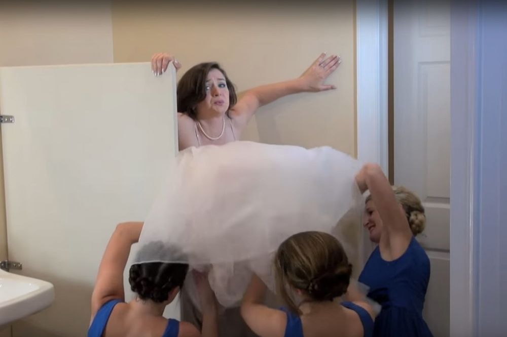 (VIDEO) POSTOJI REŠENJE: Da li ste se ikada zapitali kako mlada PIŠKI od venčanice?