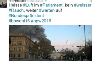 STUBOVI CRNOG DIMA VIJU SE U NEBO: Goreo krov zgrade parlamenta Austrije u Beču