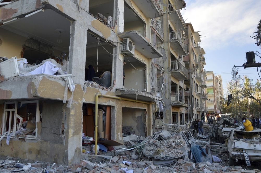 (VIDEO) MEĐU ŽRTVAMA I CIVILI I POLICAJCI: 8 mrtvih, 100 ranjenih u eksploziji u Dijarbakiru