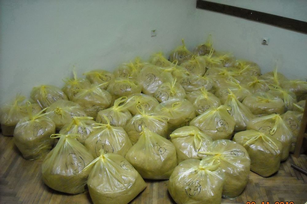 AKCIJA NS POLICIJE: Zaplenjeno 265 kilograma duvana u gepeku