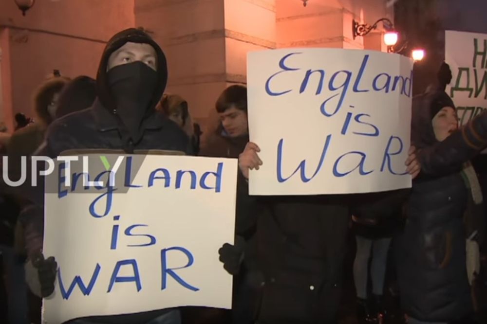 RUSI UZVRAĆAJU: Demonstranti se okupili ispred britanske ambasade u Moskvi